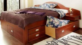 Masivn postele s lonm prostorem poskytuj pohodl i msto pro vci